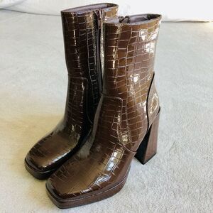 NWOT Forever21 Faux Alligator Print Platform Ankle Boots